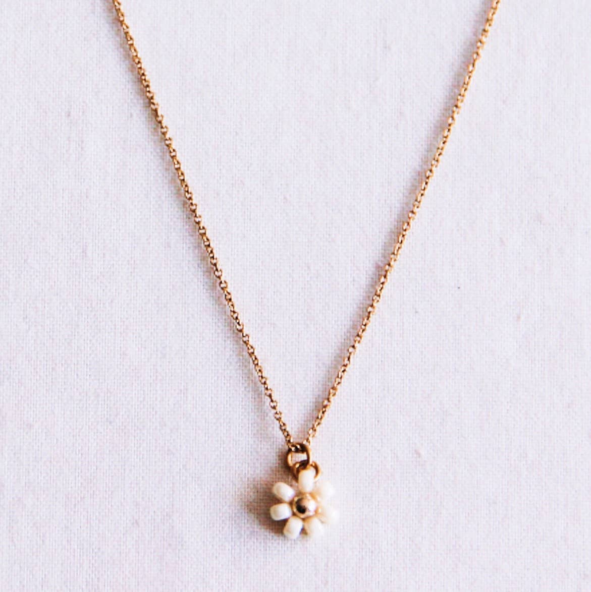 IN THE FLOWER FIELD | Delicate daisy necklace in gold
