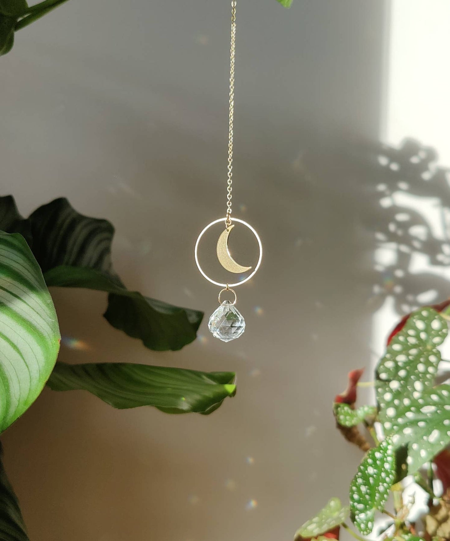 ARTEMIS | Handgemachter Suncatcher mit Glaskristall & goldenem Mond