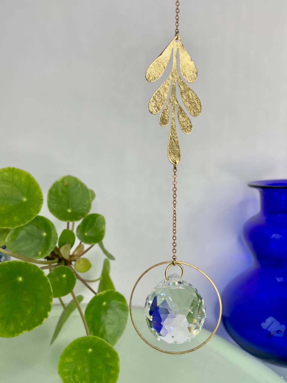 LEAFY | Handgemachter Suncatcher mit Glaskristall & goldenem Blatt