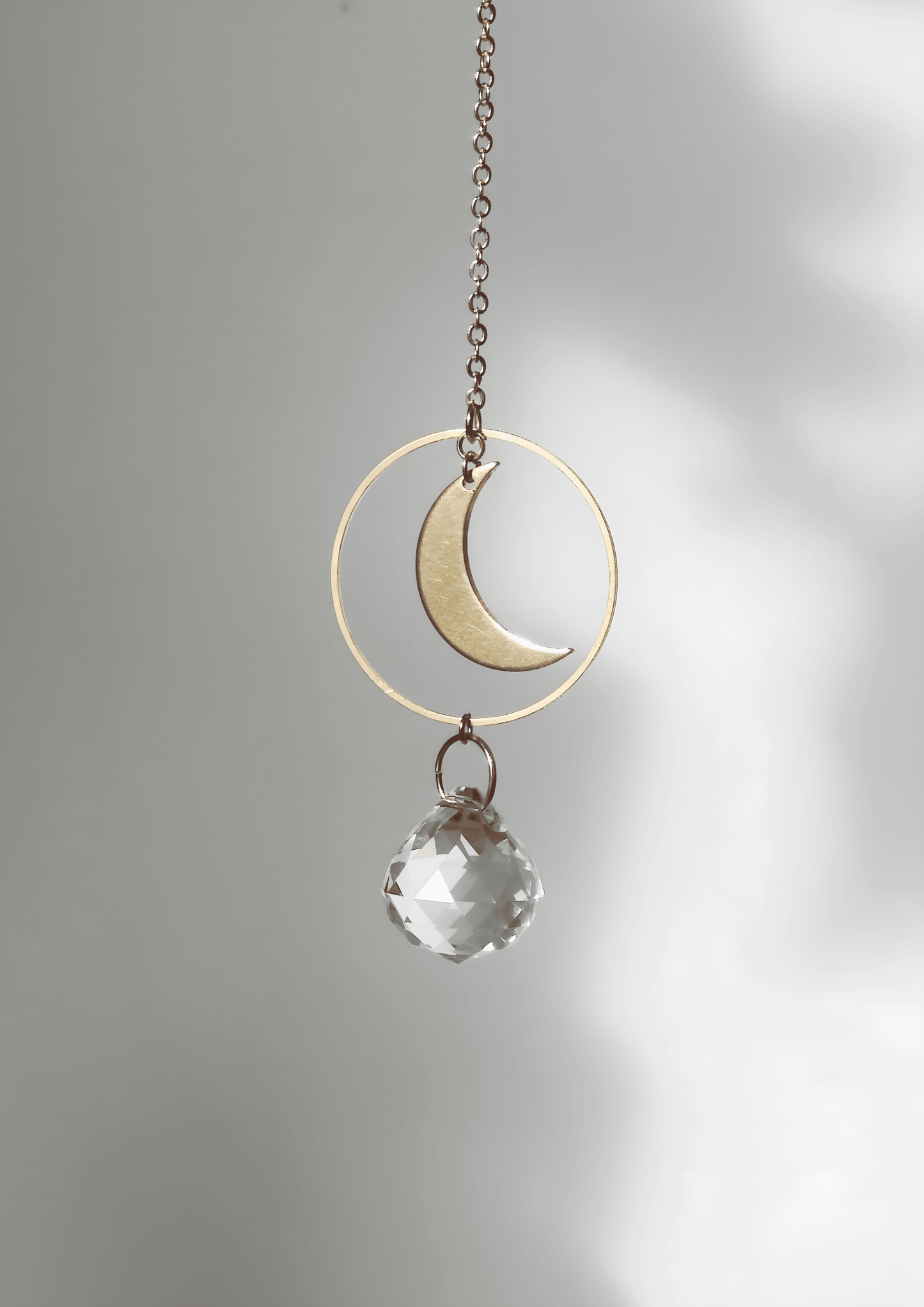 ARTEMIS | Handgemachter Suncatcher mit Glaskristall & goldenem Mond