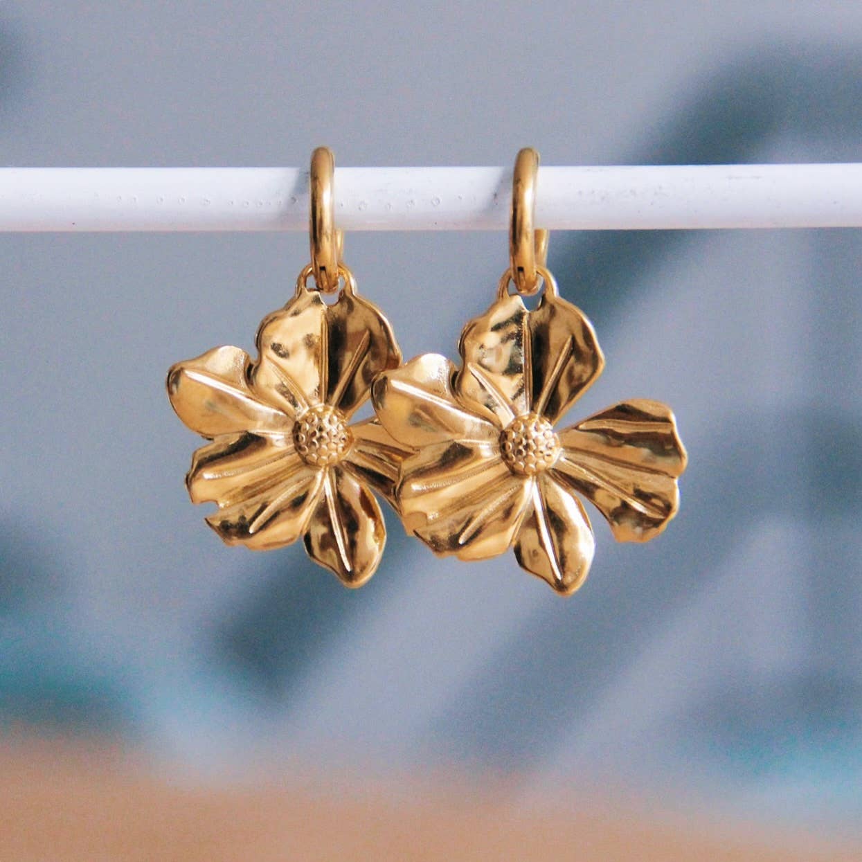 BOLD BLOOM | Boucles d'oreilles florales en or