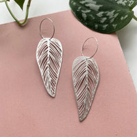 BOUCLES D'OREILLES CRÉOLES À MOTIF FEUILLE | ARGENT
