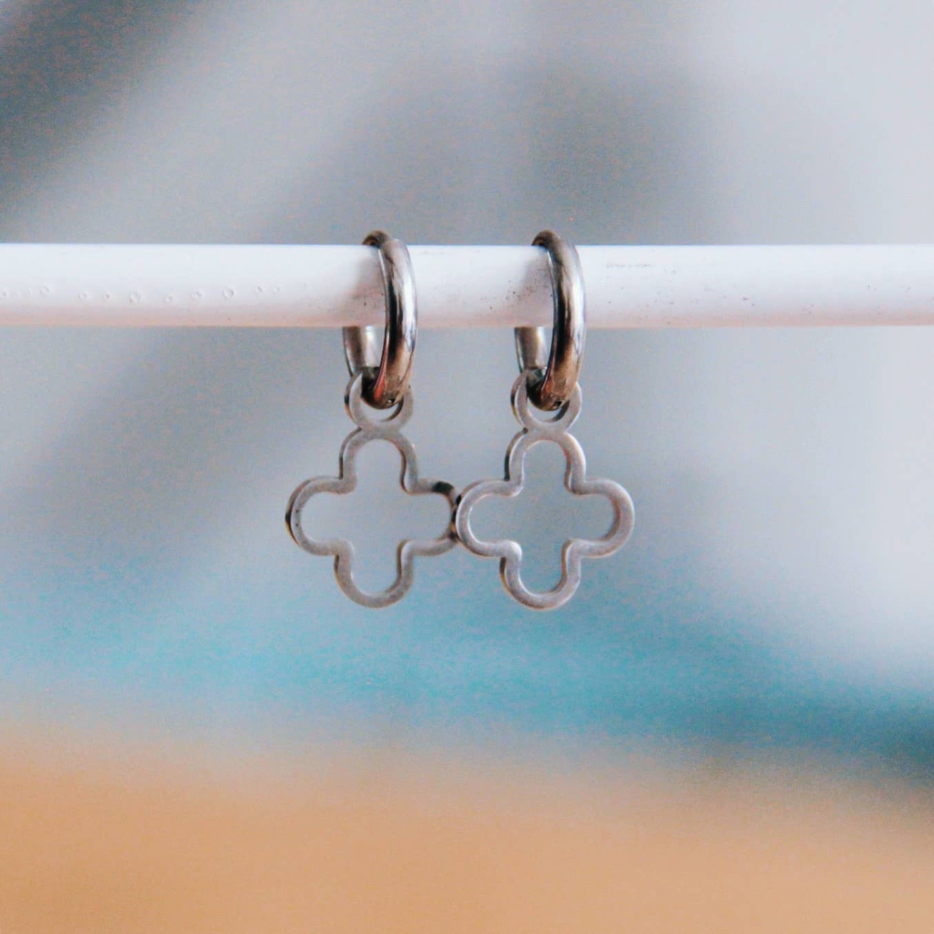 DELICATE CLOVER SILVER | Floral hoop earrings in silver