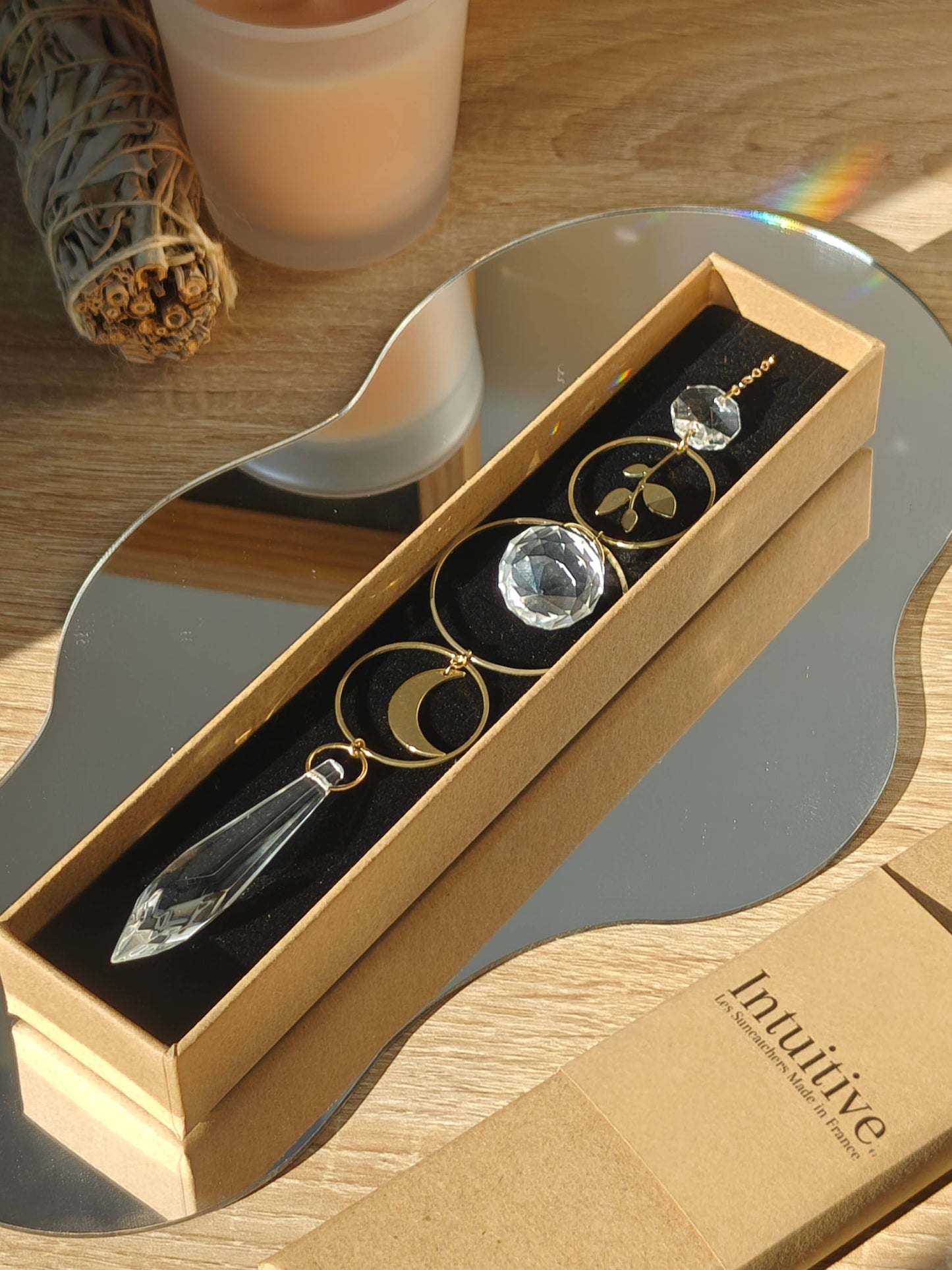 SELENE | Handgemachter Suncatcher mit Glaskristallen, Blatt & Mond