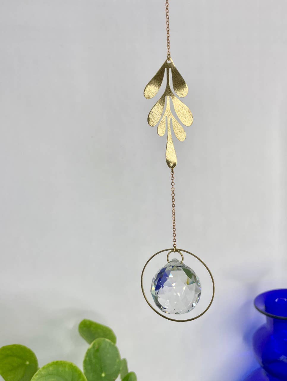 LEAFY | Handgemachter Suncatcher mit Glaskristall & goldenem Blatt