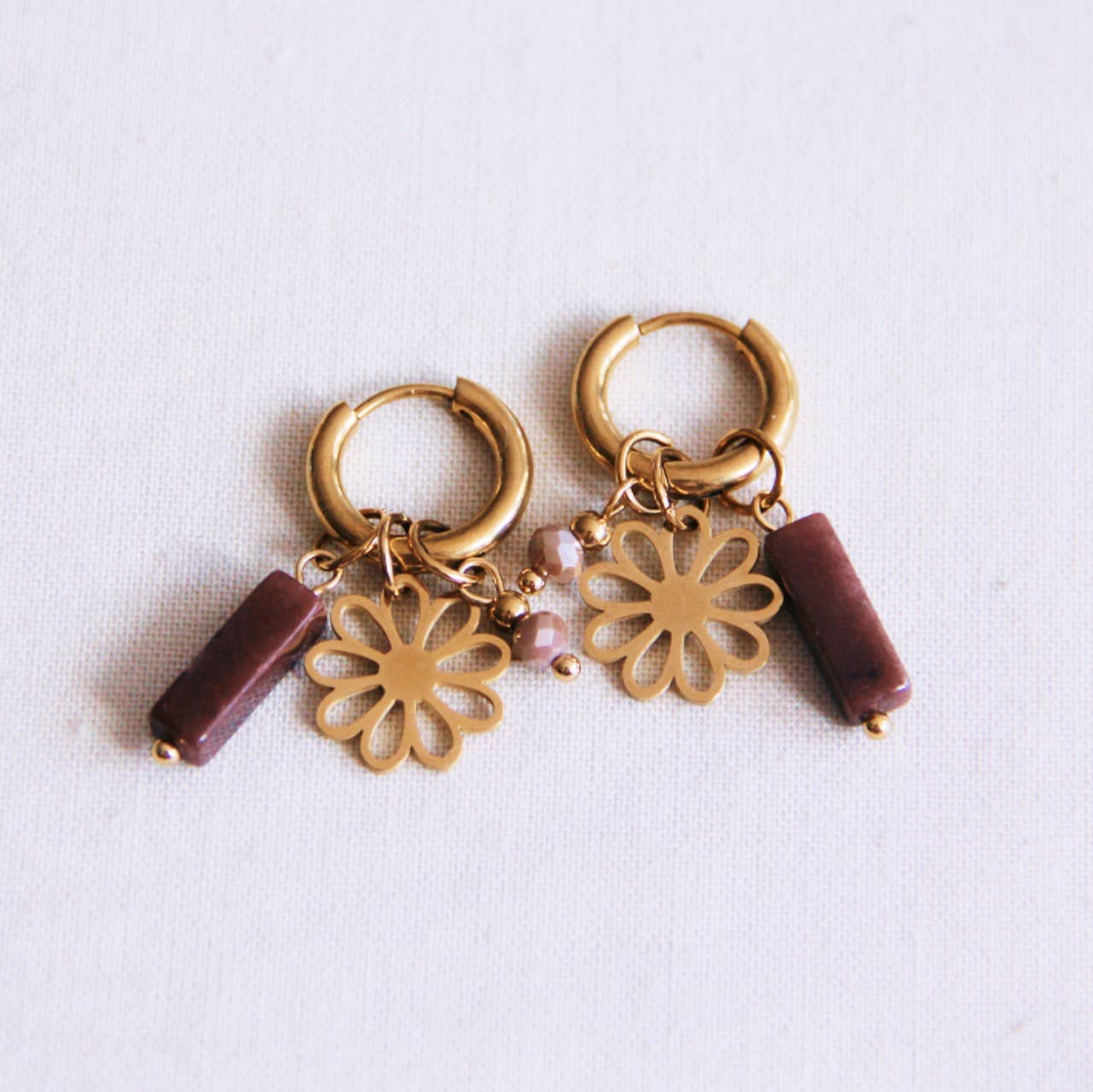 CHARMING FLOWER | Hoop earrings with gemstones and flower in gold