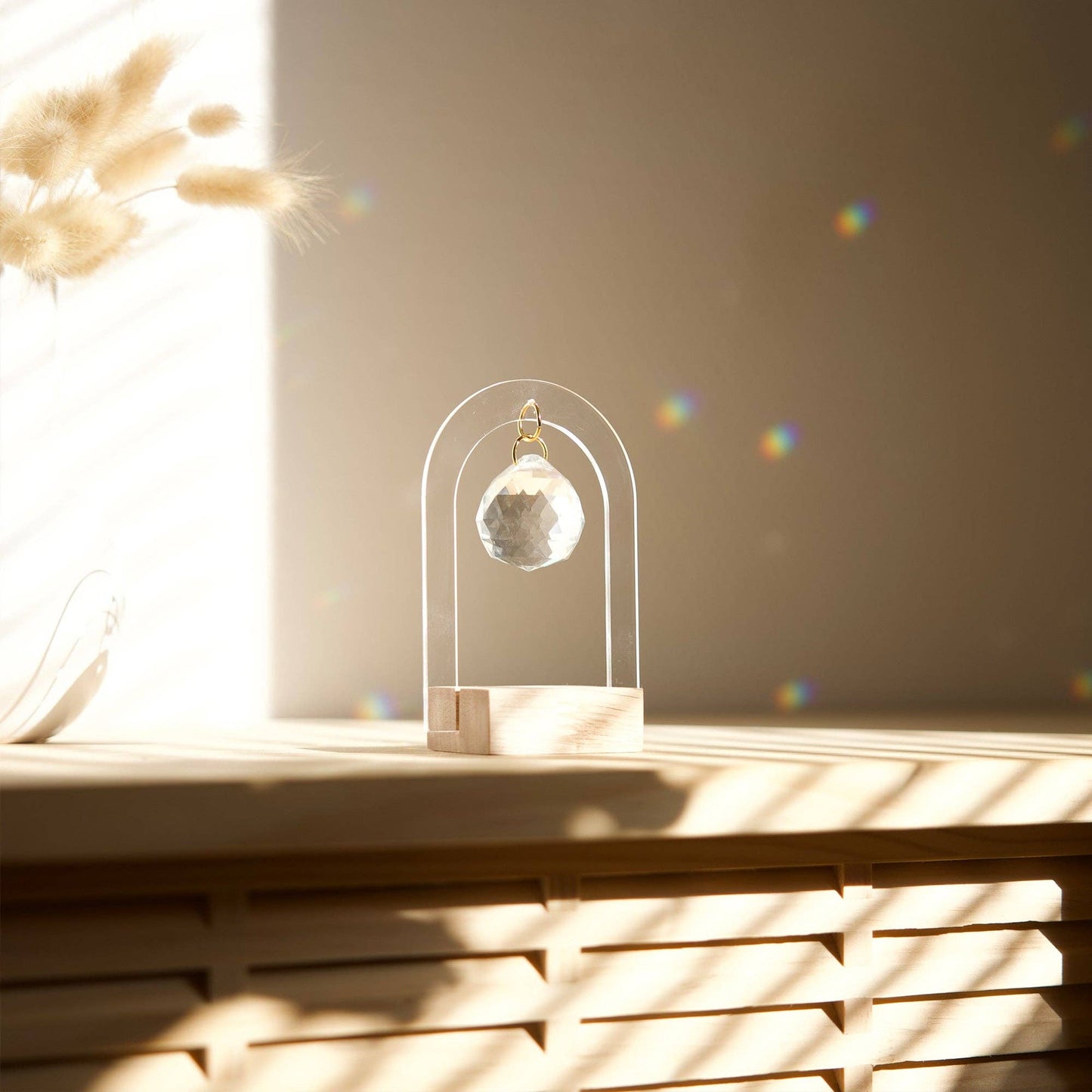 ARCHIE | Attrape-soleil fait main en cristal de verre et bois, debout