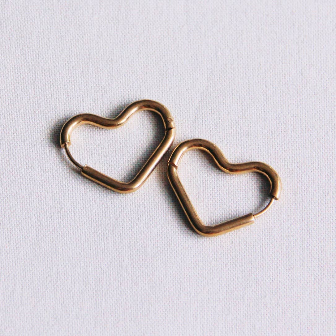 FEELING CUTE | Golden heart hoop earrings
