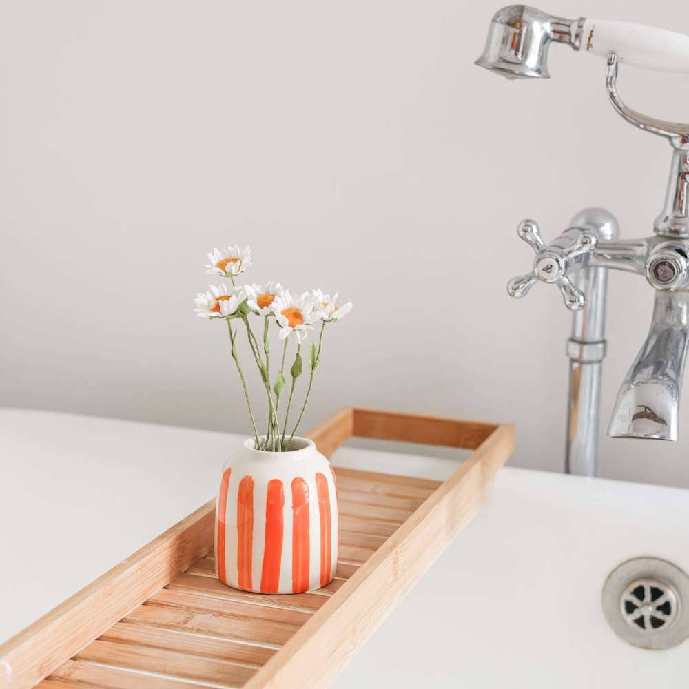 LINA CORAL | Handgemachte Porzellanvase mit orangenen Streifen
