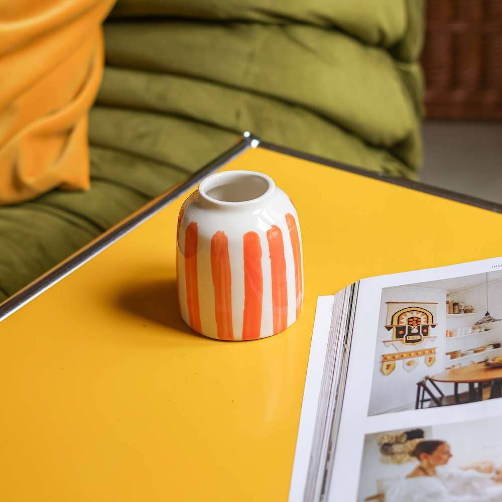 LINA CORAL | Handgemachte Porzellanvase mit orangenen Streifen
