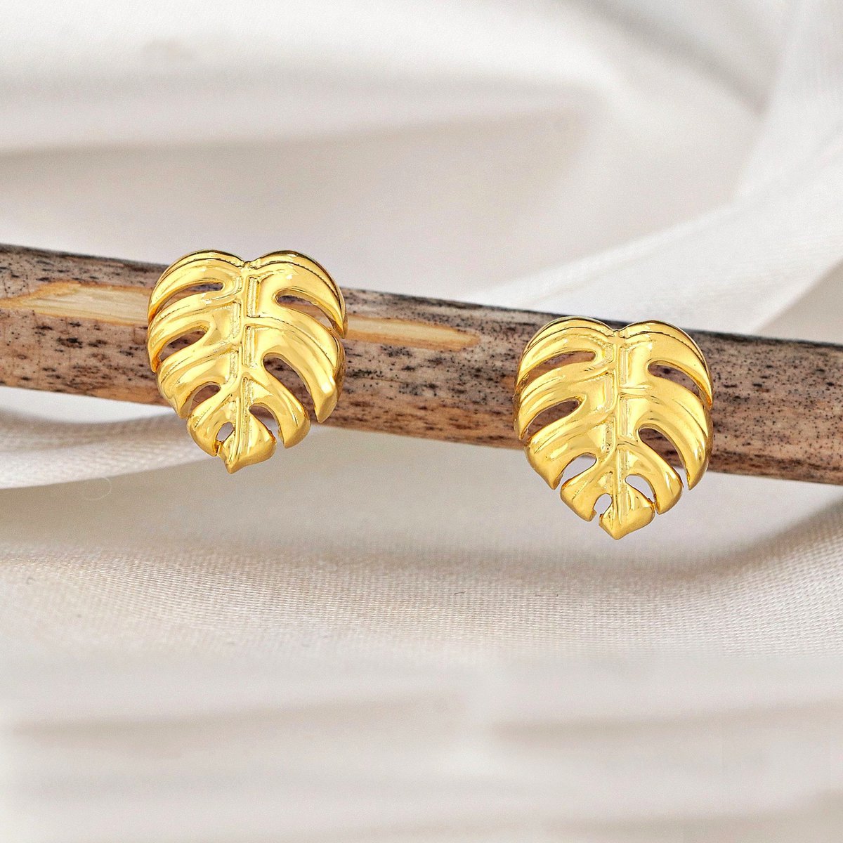MONSTERA OHRSTECKER | GOLD
