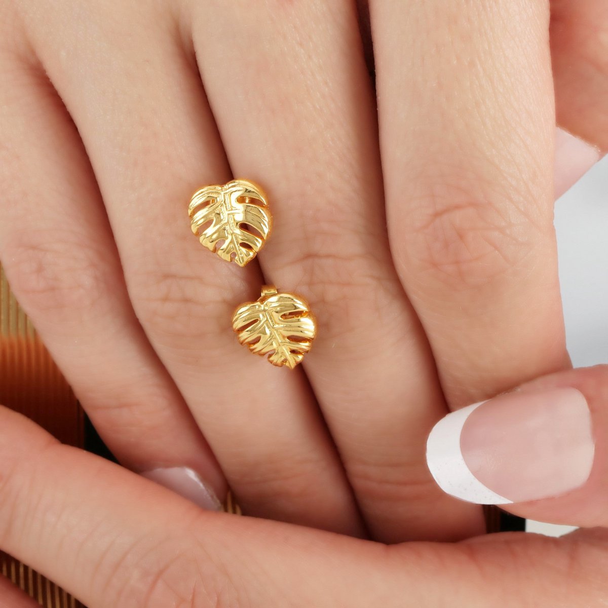 MONSTERA OHRSTECKER | GOLD