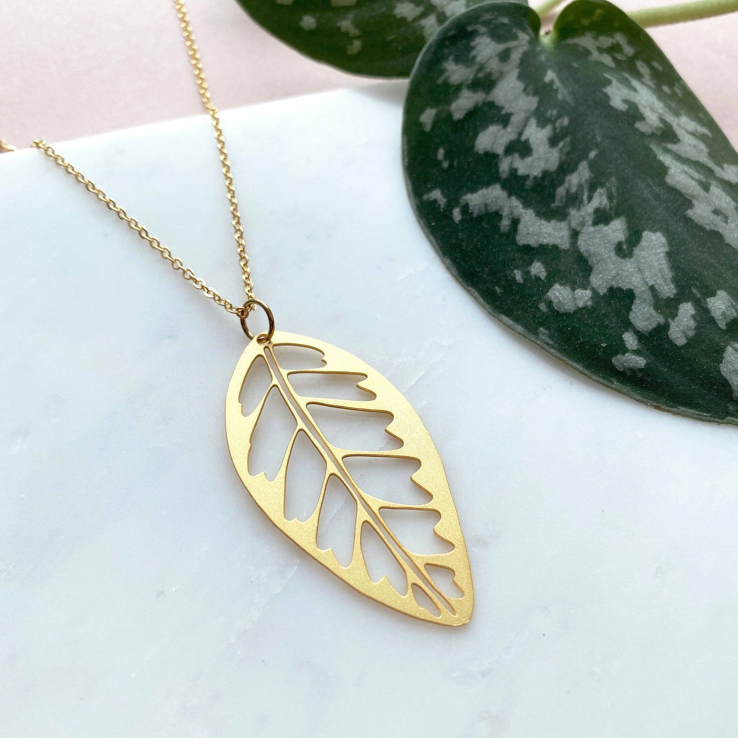 CALATHEA ZEBRINA HALSKETTE | GOLD