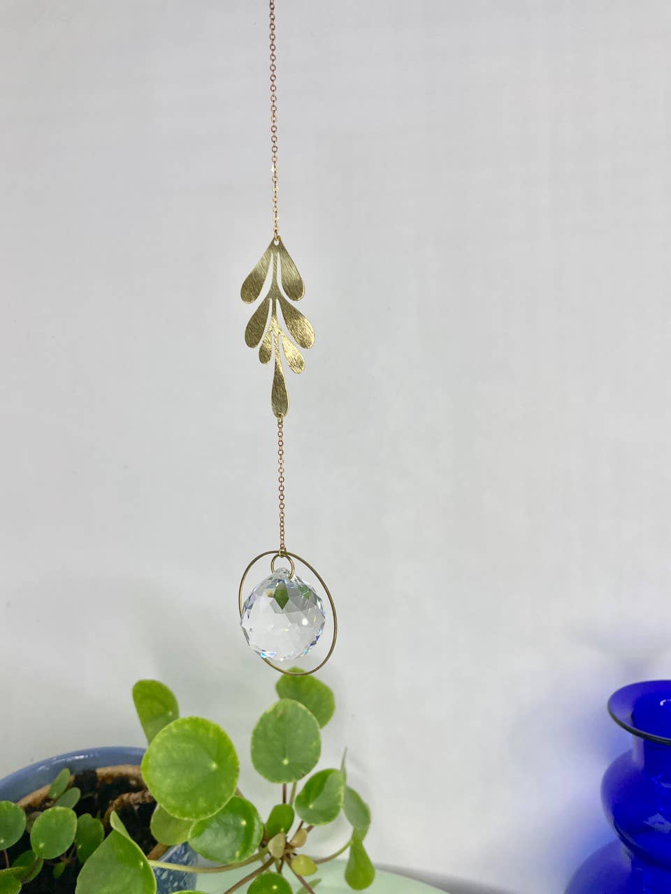 LEAFY | Handgemachter Suncatcher mit Glaskristall & goldenem Blatt