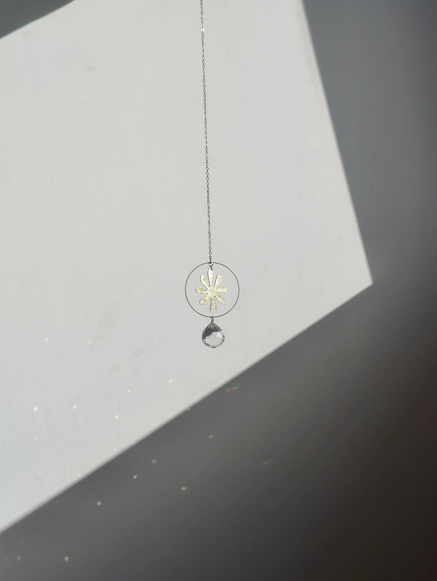 FLORA | Handgemachter Suncatcher mit Glaskristall & goldener Blume