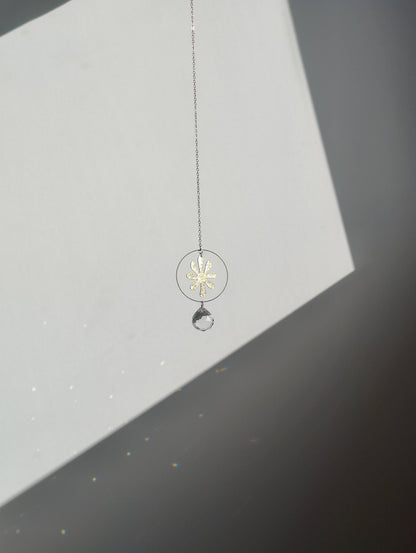 FLORA | Handgemachter Suncatcher mit Glaskristall & goldener Blume