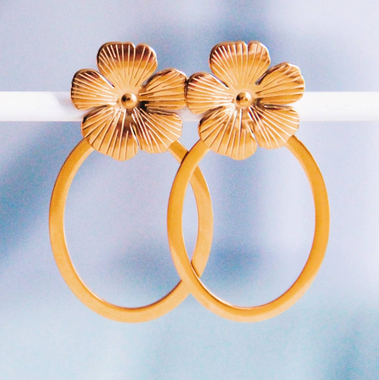 STATEMENT PIECE | Floral Earrings in Gold
