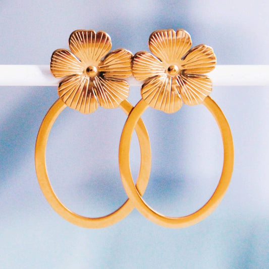 STATEMENT PIECE | Floral Earrings in Gold