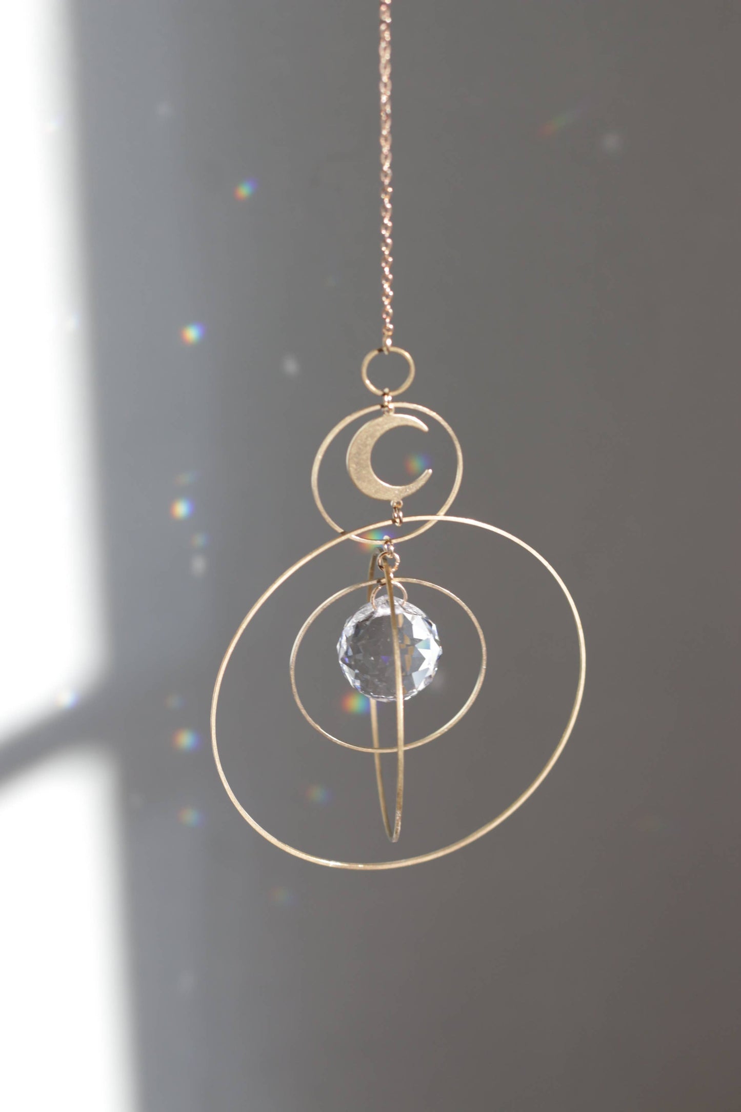 COSMOS | Handgemachter Suncatcher mit Glaskristall & goldenem Mond