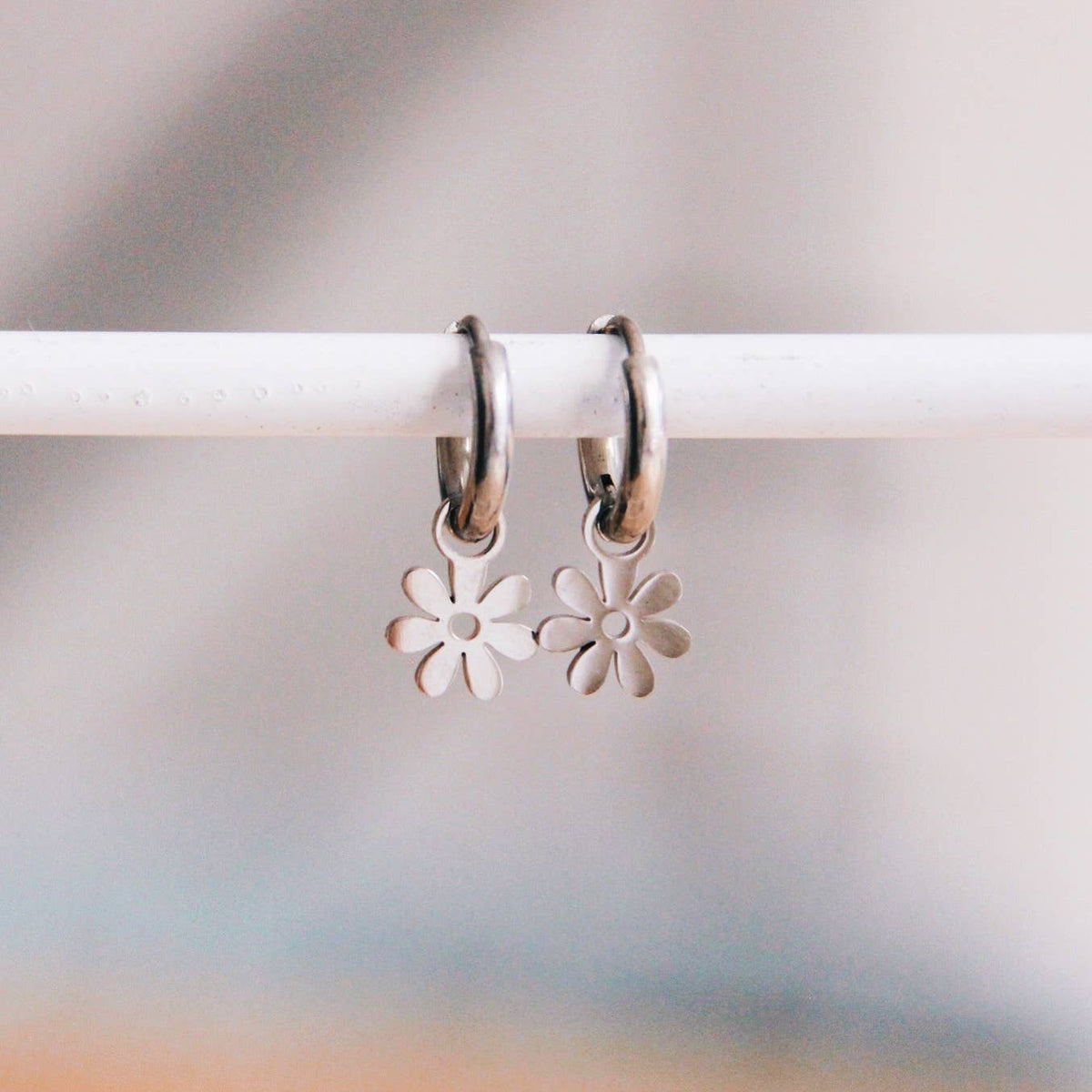 WILDFLOWER | Zarte blumige Creolen in Silber