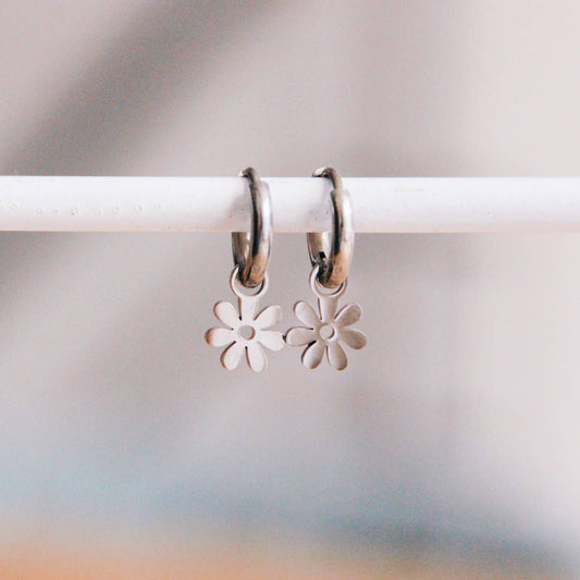 WILDFLOWER | Zarte blumige Creolen in Silber