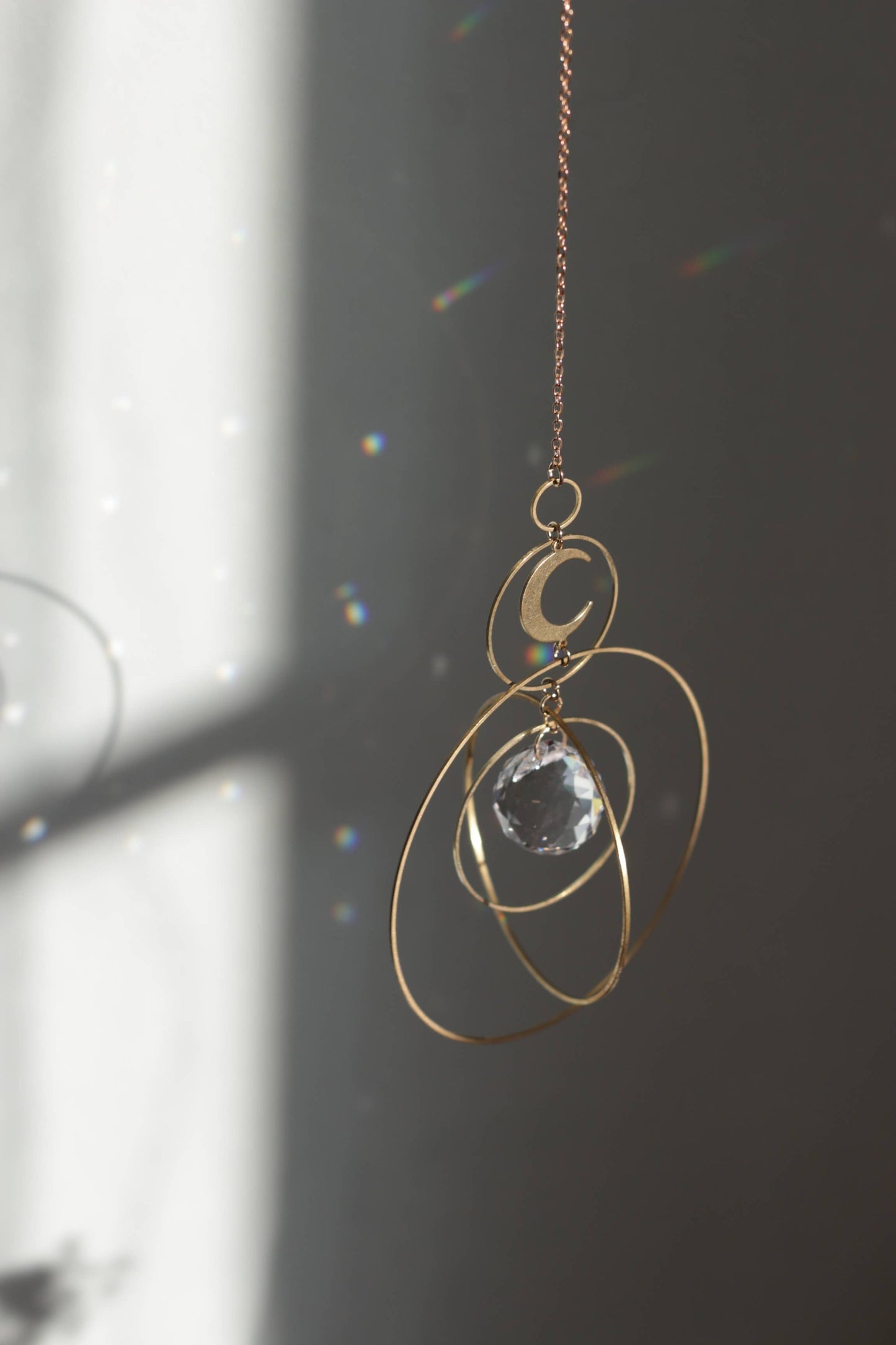 COSMOS | Handgemachter Suncatcher mit Glaskristall & goldenem Mond