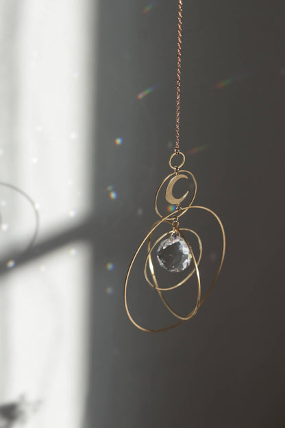 COSMOS | Handgemachter Suncatcher mit Glaskristall & goldenem Mond