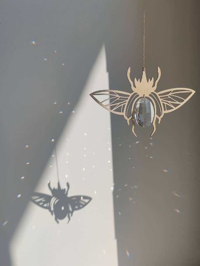 SCARABEE | Handmade suncatcher with glass crystal &amp; wooden design
