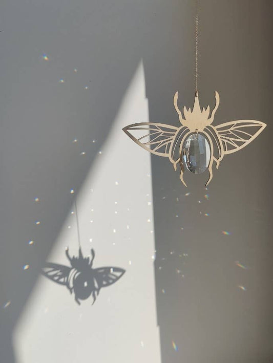 SCARABEE | Attrape-soleil fait main avec cristaux de verre et design en bois