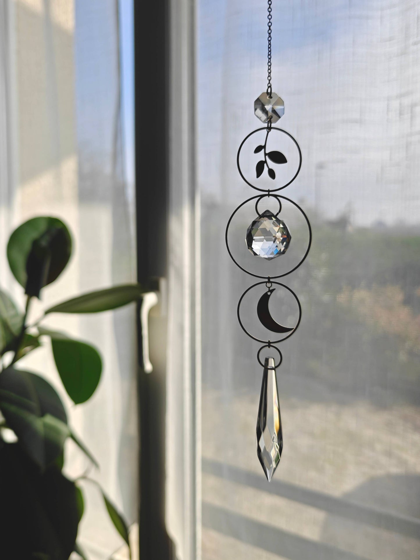 SELENE | Handgemachter Suncatcher mit Glaskristallen, Blatt & Mond
