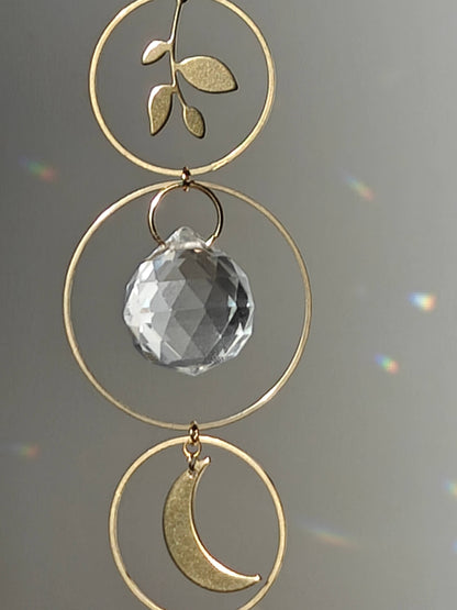 SELENE | Handgemachter Suncatcher mit Glaskristallen, Blatt & Mond