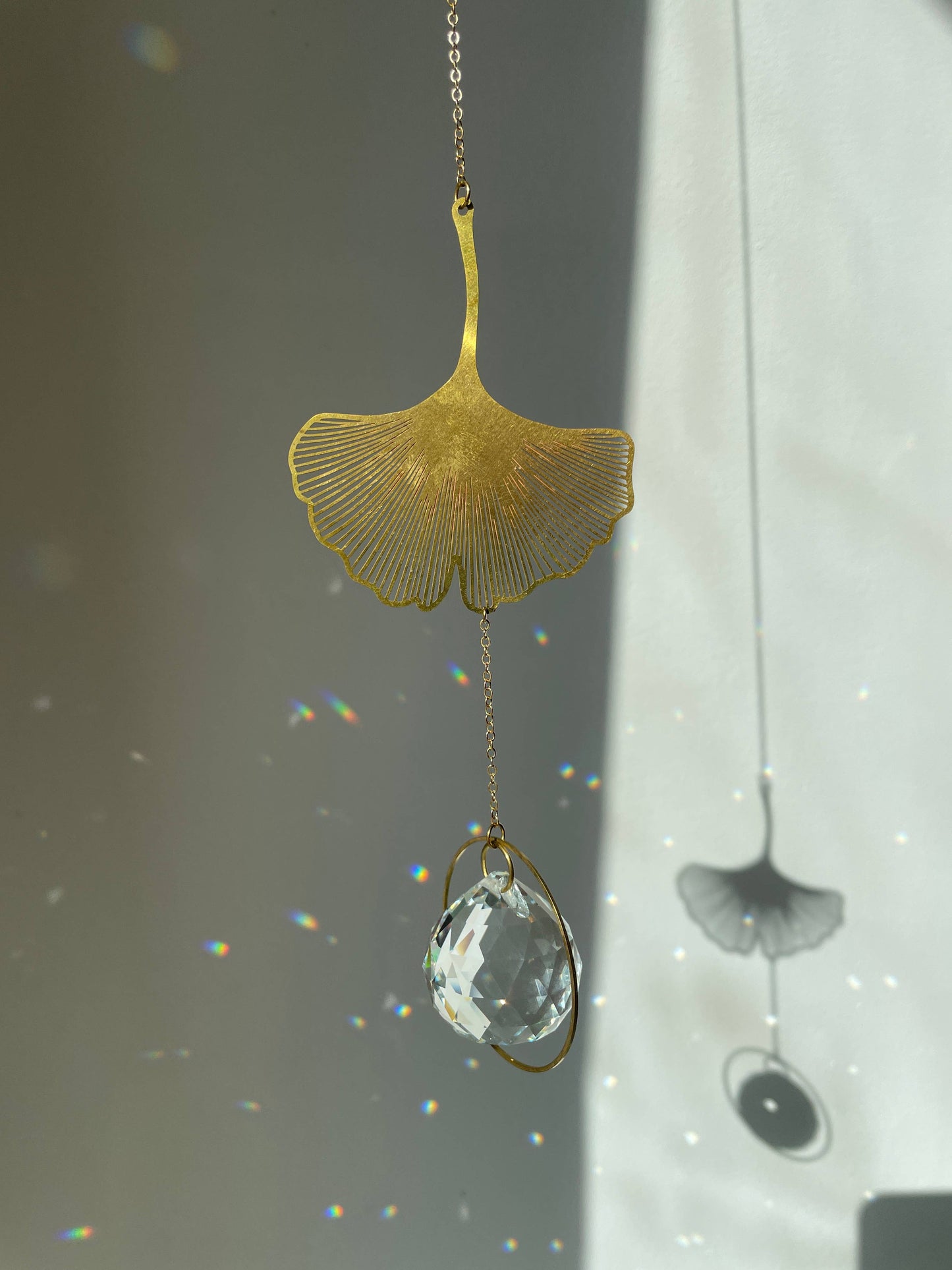 GINGKO | Handgemachter Suncatcher mit Glaskristall & Ginkoblatt