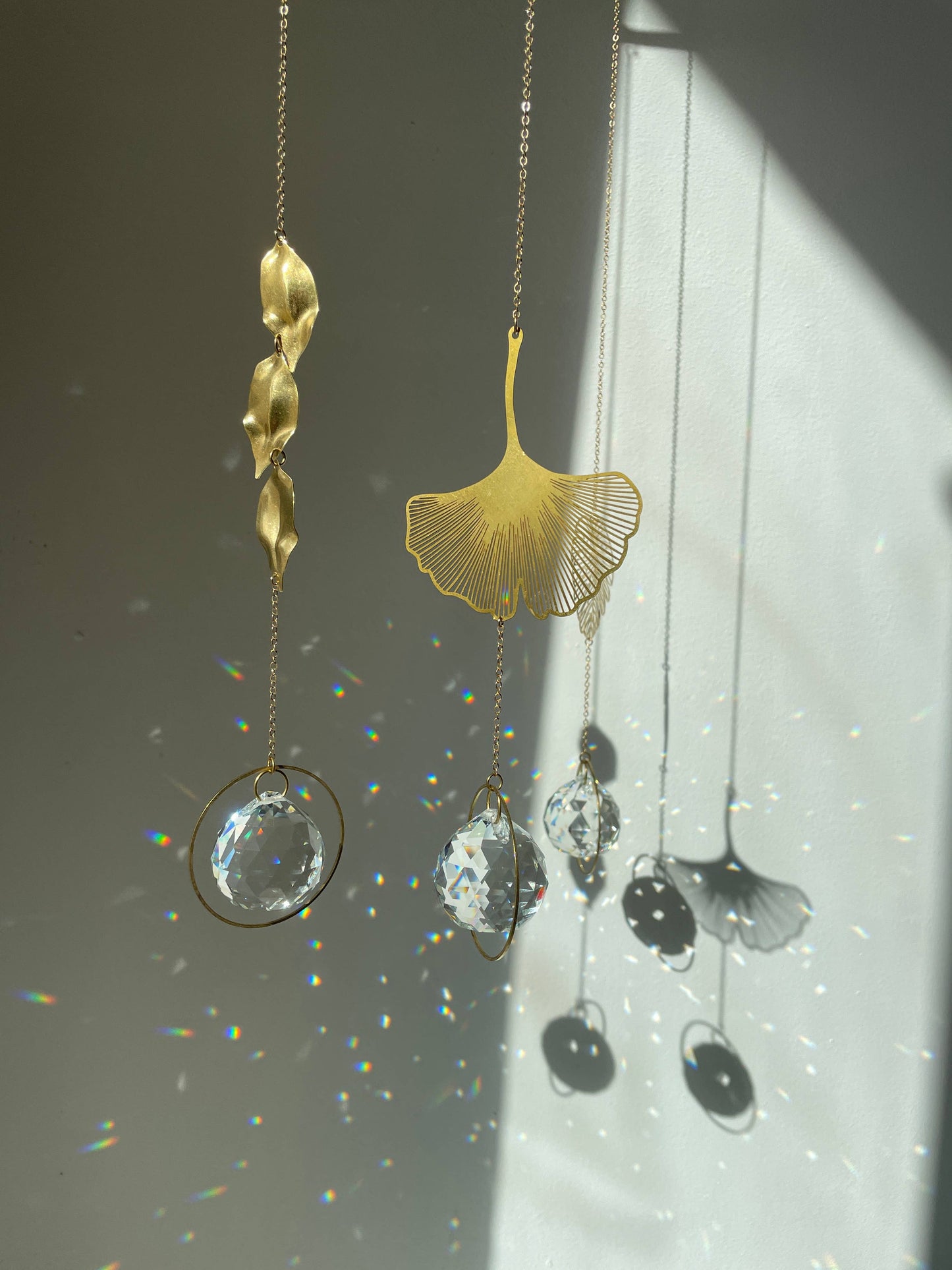 GINGKO | Handgemachter Suncatcher mit Glaskristall & Ginkoblatt