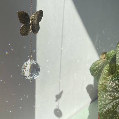 MARIPOSA  | Handgemachter Suncatcher mit Glaskristall & goldenem Schmetterling
