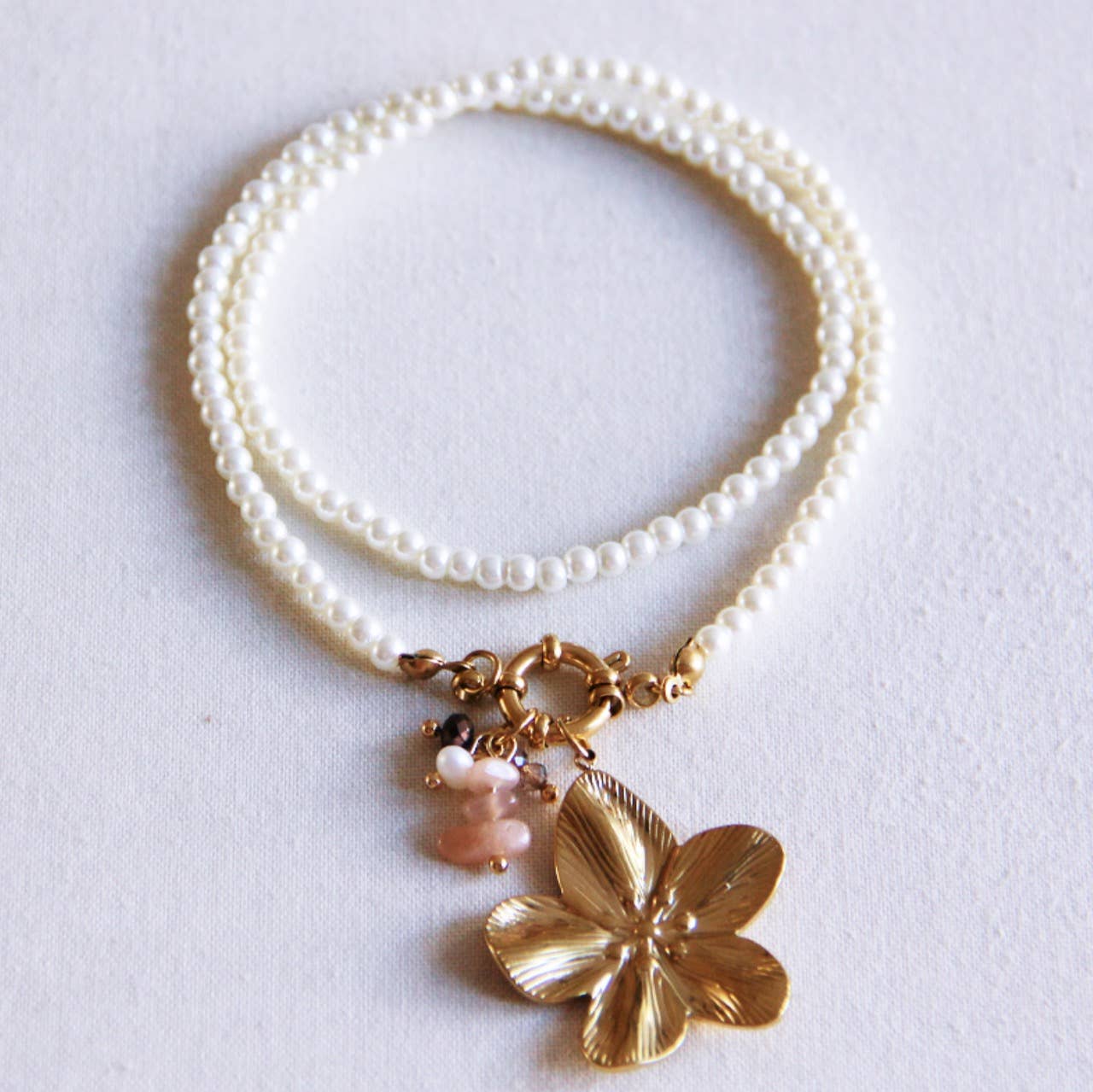 PEARLS & FLOWERS | Pearl necklace with flower in gold