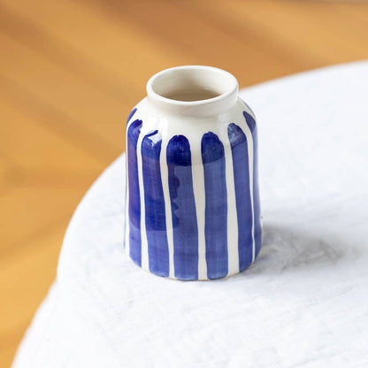 LINA AZUR | Handgemachte Porzellanvase mit blauen Streifen