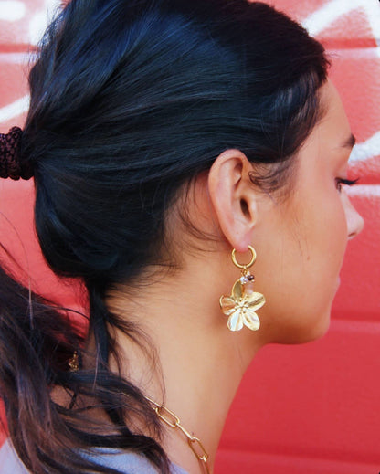 CHARMING BLOOM | Blumige Statement Creolen in Gold