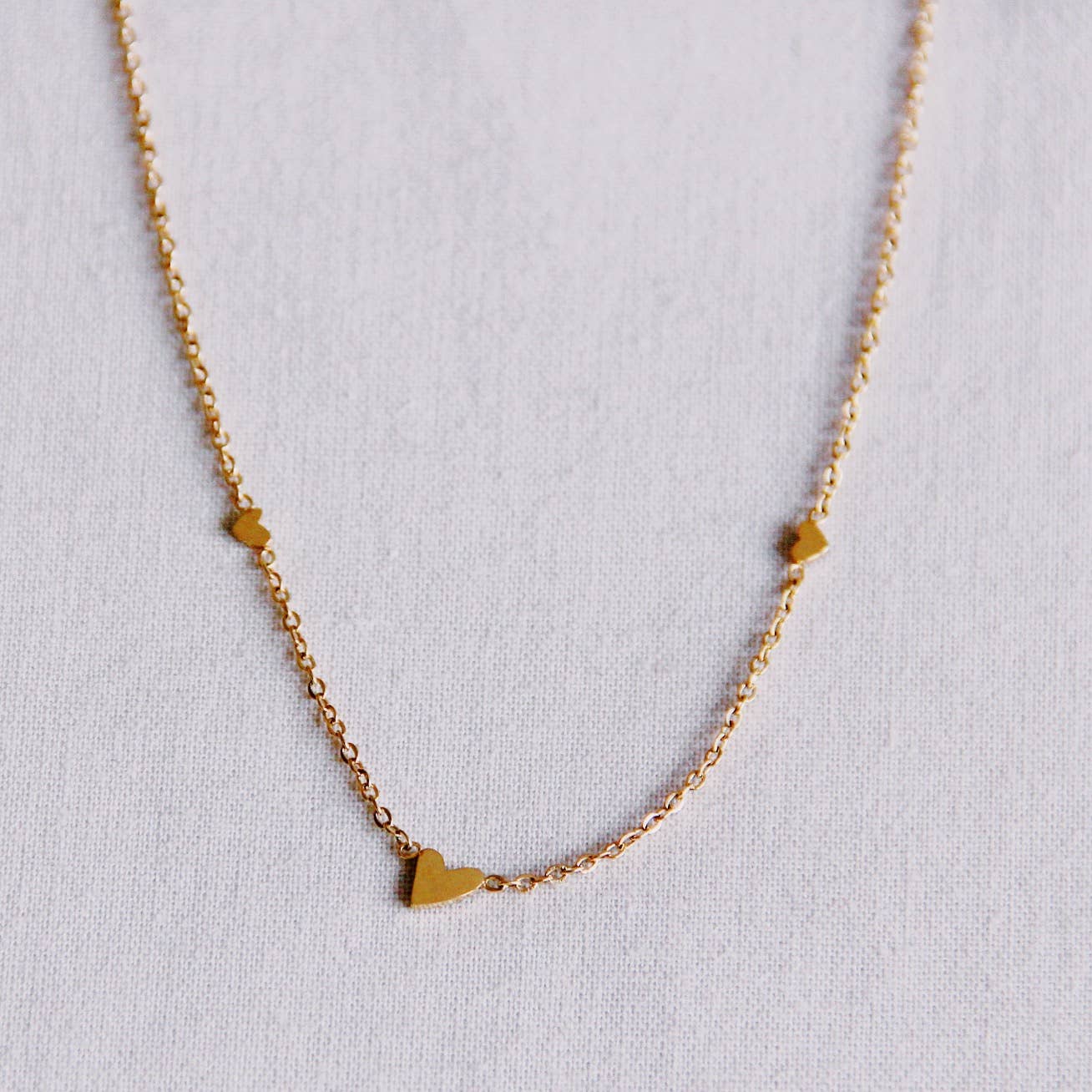 LOVELY THREE | Delicate gold heart necklace