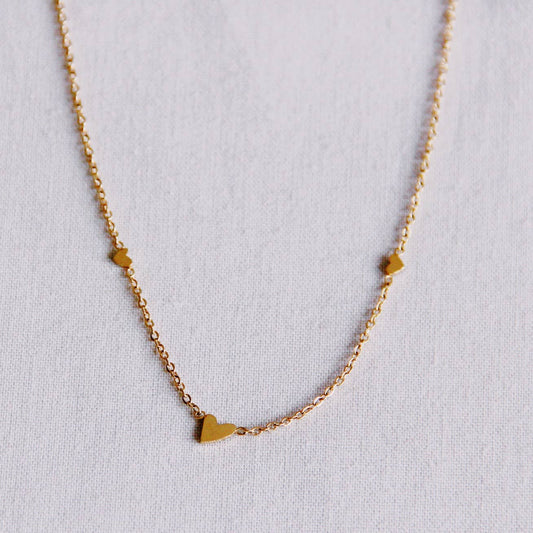 LOVELY THREE | Delicate gold heart necklace