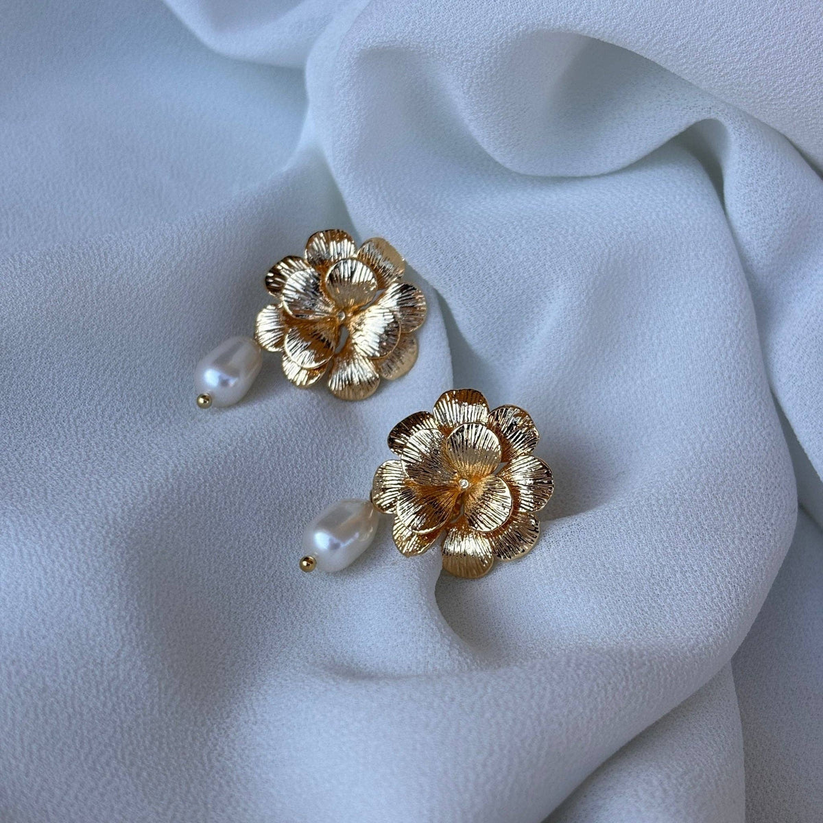 ORCHIDEE | Ohrring Blume mit Flussperle Gold 18k