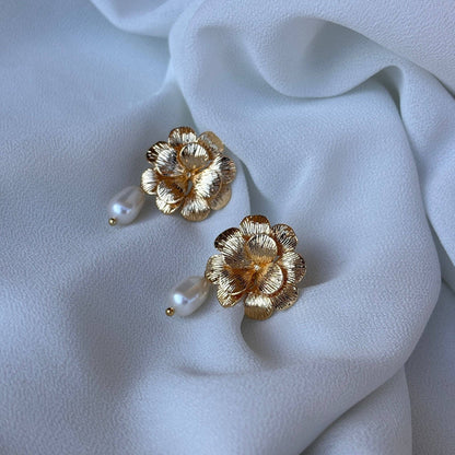 ORCHIDEE | Ohrring Blume mit Flussperle Gold 18k