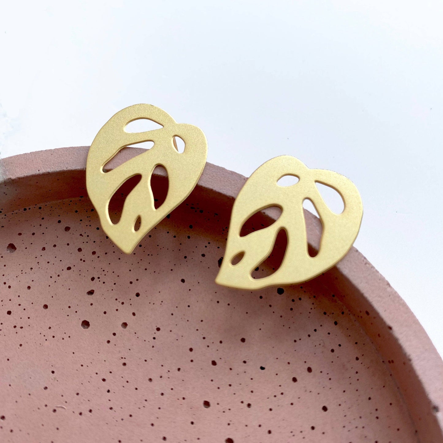 MONSTERA OBLIQUA OHRSTECKER | GOLD