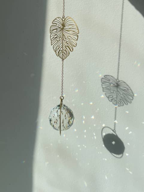MONSTERA | Handgemachter Suncatcher mit Glaskristall & goldenem Monsterablatt