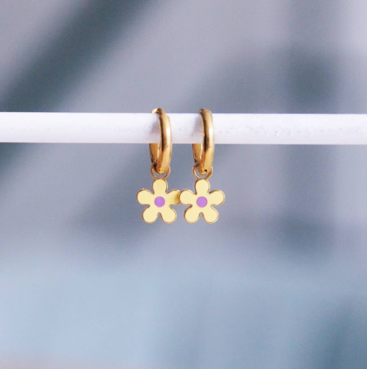 WILDFLOWER PURPLE | Blumige Creolen in Gold