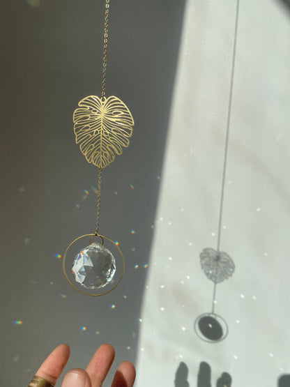 MONSTERA | Handgemachter Suncatcher mit Glaskristall & goldenem Monsterablatt