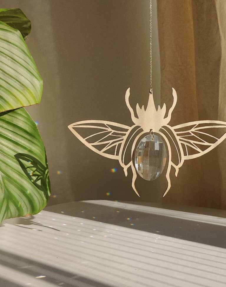 SCARABEE | Handmade suncatcher with glass crystal &amp; wooden design
