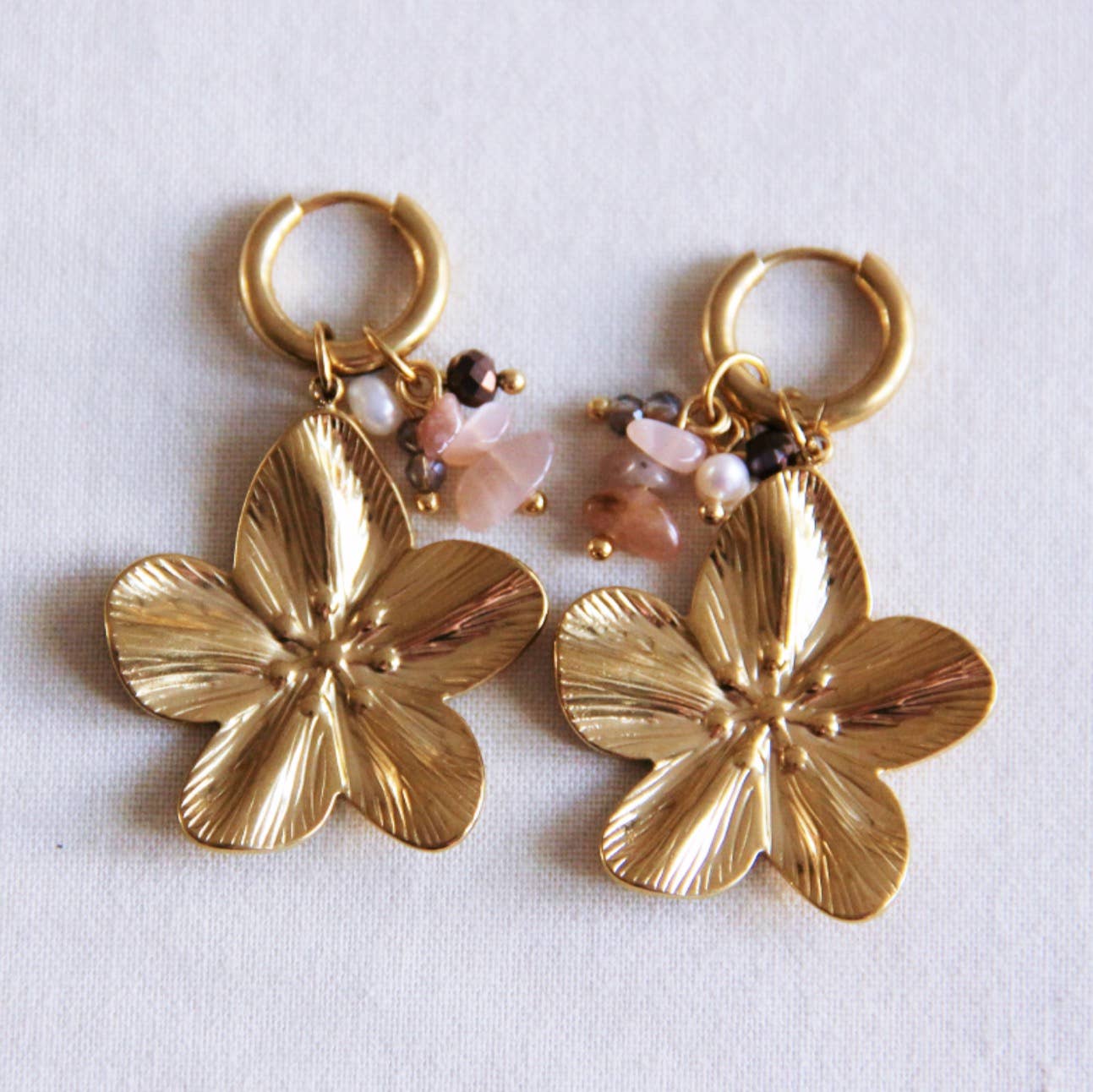 CHARMING BLOOM | Blumige Statement Creolen in Gold