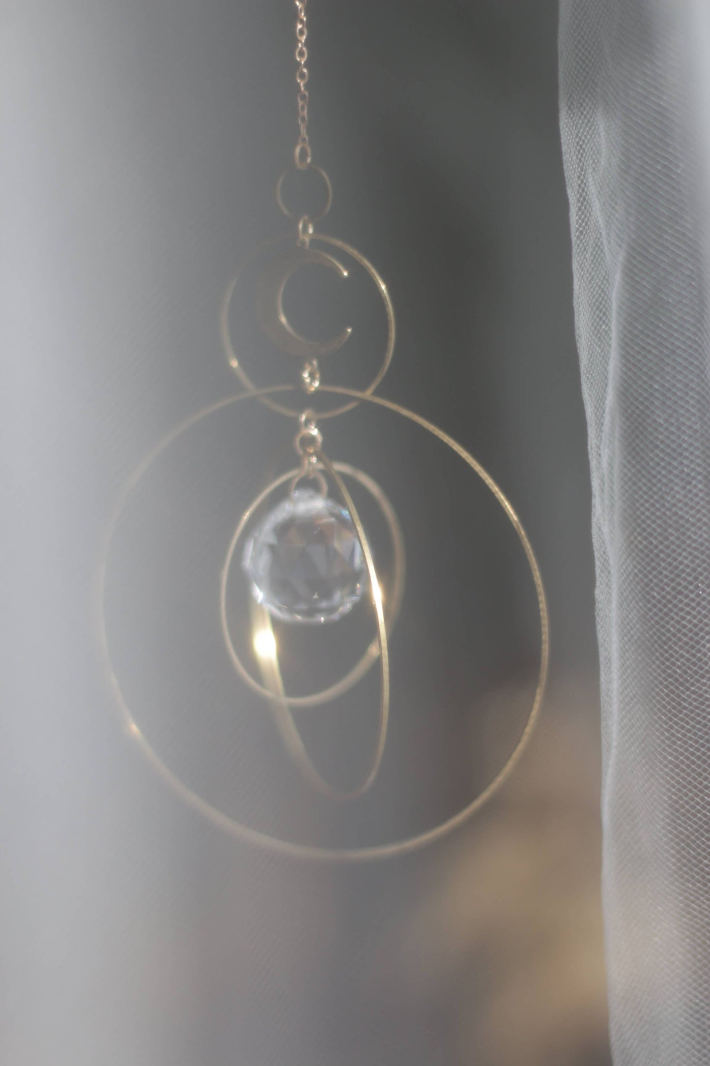 COSMOS | Handgemachter Suncatcher mit Glaskristall & goldenem Mond