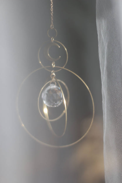 COSMOS | Handgemachter Suncatcher mit Glaskristall & goldenem Mond
