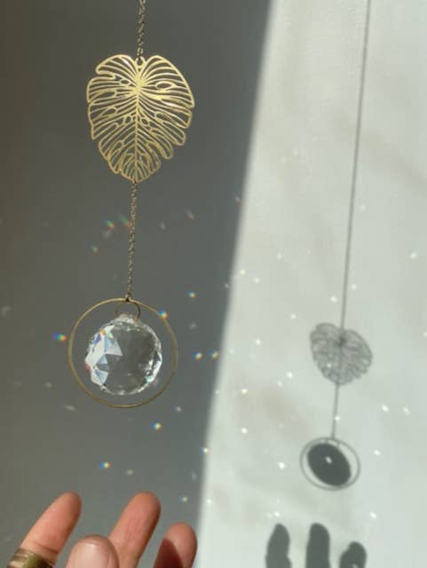 MONSTERA | Handgemachter Suncatcher mit Glaskristall & goldenem Monsterablatt